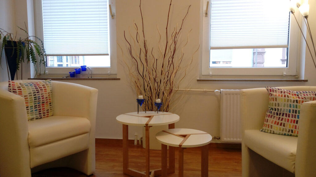 Praxisraum mit Blick auf Fenster